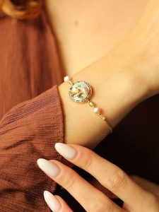 Pierres delicates Pozłacana bransoletka z kryształami i perłami rozmiar: onesize. Zielone bransoletki Pierres delicates, z kryształem, pozłacane. Za 65,99 zł.