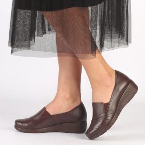 Brązowe Polskie półbuty damskie Gregors 920. Brązowe półbuty Gregors, na jesień, bez wzorów, z jeansu, z okrągłym noskiem, bez obcasa, na koturnie, bez zapięcia. Za 349,00 zł.