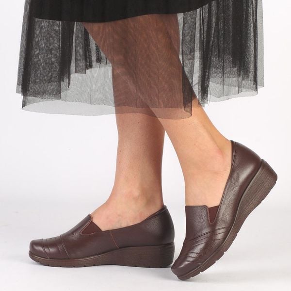 Brązowe Polskie półbuty damskie Gregors 920. Brązowe półbuty Gregors, na jesień, bez wzorów, z jeansu, z okrągłym noskiem, bez obcasa, na koturnie, bez zapięcia. Za 349,00 zł.