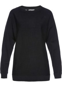 Sweter z rękawami typu nietoperz. Czarne swetry klasyczne bonprix, bez kołnierzyka. Za 104,99 zł.