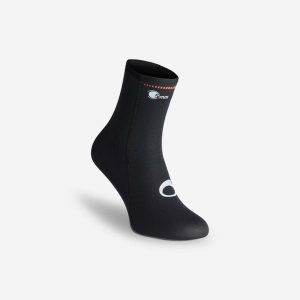 Skarpety nurkowe Subea z podeszwą z neoprenu 5 mm. Brązowe skarpetki DECATHLON, bez wzorów, z gumy. Za 139,99 zł.