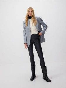 Legginsy z imitacji skóry - czarny. Czarne legginsy Reserved, bez wzorów, ze skóry. W wyprzedaży za 79,99 zł.