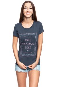 MUSTANG T SHIRT DAMSKI Alexia C Print Blue Nights 1008973 4085. Niebieskie t-shirty Mustang, s, bez wzorów, bez kołnierzyka, bez ramiączek. W wyprzedaży za 39,99 zł.