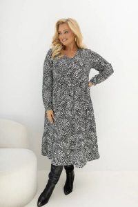 Sukienka midi Heart Story w serduszka z falbanami i kieszeniami Plus Size Oversize. Białe sukienki Moda Size Plus Iwanek, na co dzień, na jesień, l, bez wzorów, z materiału, eleganckie, bez kołnierzyka, plus size, bez ramiączek, maxi, dopasowane. Za 299,90 zł.