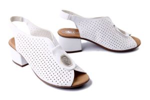 RIEKER 64656-80 white, sandały damskie. Białe sandały Rieker, w ażurowe wzory, z gumy, bez obcasa, na obcasie, bez zapięcia. Za 255,92 zł.
