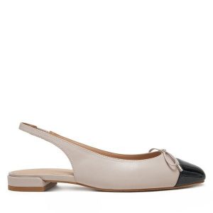 Czółenka Stuart Weitzman. Brązowe czółenka Stuart Weitzman, bez wzorów, bez obcasa, bez zapięcia. Za 766,99 zł.
