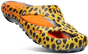 Klapki damskie Keen Shanti Cheetah Rainbow pomarańczowe. Brązowe klapki 909, bez wzorów, z gumy, bez obcasa. Za 288,99 zł.