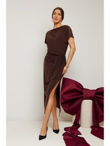 Made of emotion Sukienka w kolorze brązowym rozmiar: S. Brązowe sukienki Made Of Emotion, na co dzień, s, bez wzorów, bez kołnierzyka, bez ramiączek, maxi, proste. Za 229,99 zł.