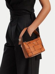 Guess Torebka Maylee Mini HWWG96 61720 Brązowy. Brązowe torebki klasyczne Guess, z aplikacjami, ze skóry, bez dodatków. Za 339,99 zł.