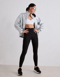 Damskie legginsy biegowe, wysoki stan, kieszenie, squat proof Le Run czarne. Czarne legginsy AIM'N, bez wzorów, z elastanu, z podwyższonym stanem. Za 381,00 zł.