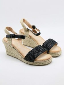 Bellucci Sandały w kolorze czarnym na koturnie rozmiar: 40. Czarne sandały Bellucci, bez wzorów, z otwartym noskiem, bez obcasa, na koturnie, bez zapięcia. Za 73,99 zł.