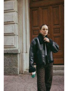 Trendyol Kurtka w kolorze czarnym ze skóry syntetycznej rozmiar: S. Czarne kurtki Trendyol, s, bez wzorów, ze skóry, bez kaptura. Za 232,23 zł.