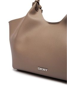 DKNY Torebka R42BAE49 Beżowy. Brązowe torebki klasyczne DKNY, bez wzorów, ze skóry, bez dodatków. Za 609,99 zł.