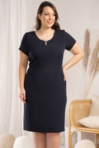 Sukienka ołówkowa elegancka do pracy WILMA granatowa. Sukienki KARKO, do pracy, plus size, bez wzorów, z elastanu, biznesowe, bez kołnierzyka, plus size, bez ramiączek, midi, dopasowane. Za 89,50 zł.