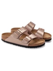 Birkenstock Klapki "Arizona" w kolorze jasnoróżowym rozmiar: 39. Różowe klapki Birkenstock, bez wzorów, z otwartym noskiem, bez obcasa. Za 305,29 zł.