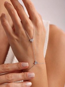 Heliophilia Srebrna bransoletka z elementami ozdobnymi rozmiar: onesize. Szare bransoletki Heliophilia, srebrne. Za 109,78 zł.