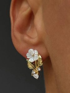 Les Petites Précieuses Pozłacane kolczyki-wkrętki z masą perłowa i cyrkoniami rozmiar: onesize. Białe kolczyki Les Petites Précieuses, z cyrkonią, pozłacane. Za 130,99 zł.