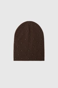 Czapka z koralikami brązowa. Brązowe czapki MOODO, bez wzorów, z poliamidu. Za 49,99 zł.