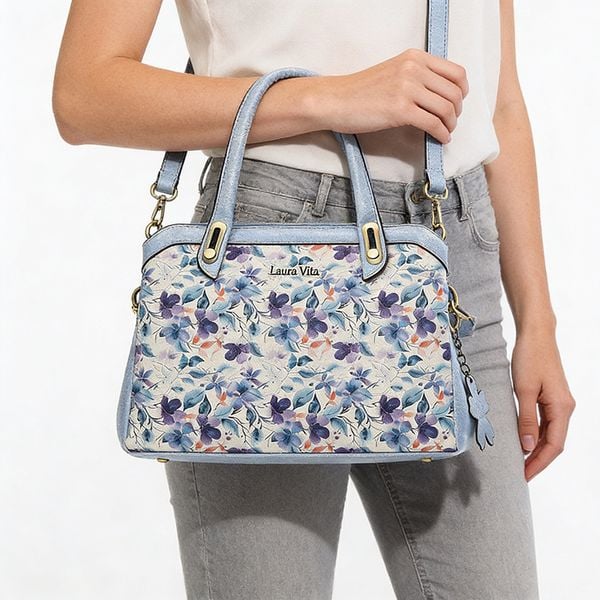 Torebka damska Laura Vita, usztywniona forma z kwiatowym motywem, wykonana z połączenia materiałów o zróżnicowanej fakturze, z wygodnymi uchwytami do. Niebieskie kuferki LAURA VITA, bez wzorów, z materiału, na ramię, bez dodatków. Za 287,90 zł.