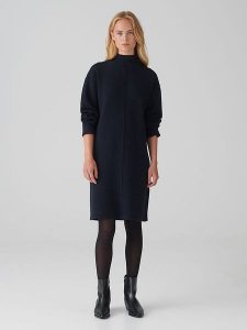OPUS Sukienka dzianinowa "Wondana" w kolorze granatowym rozmiar: 44. Niebieskie sukienki Opus, na co dzień, bez wzorów, z dzianiny, bez kołnierzyka, bez ramiączek, midi, proste. Za 204,95 zł.