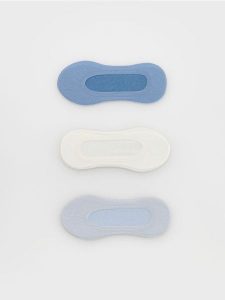 Skarpetki balerinki 3 pack - jasnoniebieski. Niebieskie skarpetki Reserved, bez wzorów. W wyprzedaży za 25,99 zł.