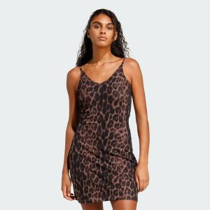 Sukienka mini Seasonal Essentials Leopard Print z 3 paskami. Brązowe sukienki ADIDAS, xs, bez wzorów, sportowe, bez kołnierzyka, bez ramiączek, mini, dopasowane. Za 129,35 zł.