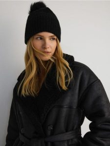 Czapka beanie z pomponem - czarny. Czarne czapki Reserved, bez wzorów. W wyprzedaży za 25,99 zł.