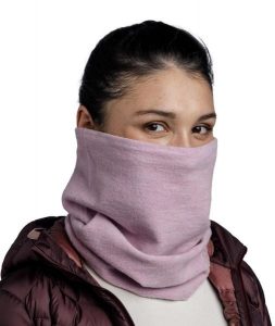 Komin sportowy unisex Buff® Merino Fleece Lilac Sand z wełny merynosów. Czerwone szaliki Buff, na zimę, bez wzorów, z elastanu. Za 163,20 zł.