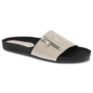 Beżowe Klapki Chebello Modne Skórzane Buty. Brązowe klapki CheBello, z aplikacjami, ze skóry, bez obcasa. Za 205,00 zł.