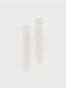 Skarpetki z metalizowaną nicią - jasnoszary. Szare skarpetki Reserved, bez wzorów. W wyprzedaży za 9,99 zł.