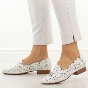 Białe skórzane półbuty damskie Jezzi Ol50-3. Białe półbuty Jezzi, na lato, w ażurowe wzory, ze skóry, z okrągłym noskiem, bez obcasa, na płaskiej podeszwie, bez zapięcia. W wyprzedaży za 206,10 zł.