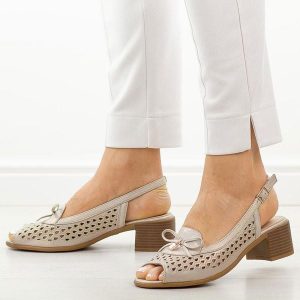 Złote sandały damskie na obcasie M.Daszyński Sa262-2. Żółte sandały M.Daszyński, bez wzorów, ze skóry, bez obcasa, na obcasie, bez zapięcia. Za 189,00 zł.