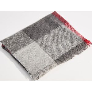 Szal z frędzlami - Czerwony. Szaliki marki Mohito. W wyprzedaży za 9,99 zł.