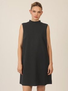 APART Sukienka w kolorze czarnym rozmiar: 46. Czarne sukienki Apart, bez wzorów, bez kołnierzyka, bez ramiączek, midi. Za 195,99 zł.