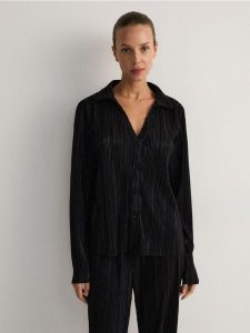 Koszula z plisowanej dzianiny - czarny. Czarne koszule Reserved, l, bez wzorów, z dzianiny, bez kołnierzyka, bez ramiączek. W wyprzedaży za 39,99 zł.