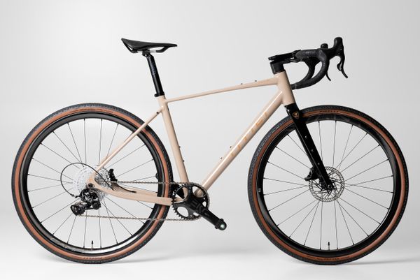 Gravel ALLOI Sram Apex 11. Brązowe swetry oversize TITICI, m, bez wzorów, z materiału, bez ramiączek. Za 12 890,00 zł.