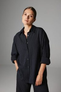 KOSZULA LUCY CZARNO- BIAŁA S - Flawless. Czarne koszule Flawless, s, bez wzorów, bez kołnierzyka, bez ramiączek. Za 489,00 zł.