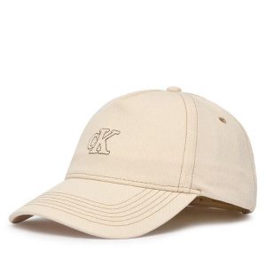 Czapka z daszkiem Calvin Klein. Białe czapki Calvin Klein, bez wzorów. Za 142,99 zł.