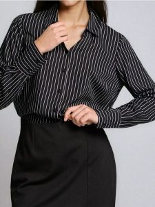 Koszula z wiskozy w paski - czarny. Czarne koszule Sinsay, l, bez wzorów, z wiskozy, bez kołnierzyka, bez ramiączek. Za 29,99 zł.