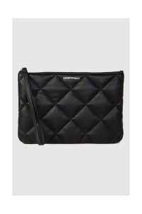 EMPORIO ARMANI Czarna pikowana saszetka damska. Czarne nerki i saszetki Emporio Armani, bez wzorów, pikowane, bez dodatków. W wyprzedaży za 456,99 zł.