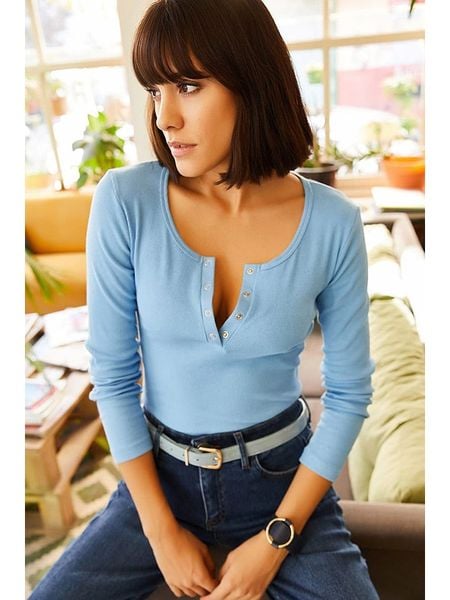 Olalook Koszulka w kolorze błękitnym rozmiar: XL. Niebieskie bluzki Olalook, xl, bez wzorów, bez kołnierzyka, bez ramiączek. Za 46,45 zł.