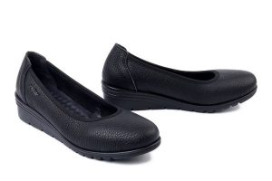 RIEKER L5360-00 black, czółenka damskie. Czarne czółenka Rieker, bez wzorów, bez obcasa, na koturnie, bez zapięcia. Za 319,90 zł.