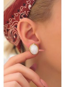 Pierres delicates Pozłacane kolczyki-wkrętki z kamieniami księżycowymi rozmiar: onesize. Żółte kolczyki Pierres delicates, z kamieniem księżycowym, pozłacane. Za 43,99 zł.