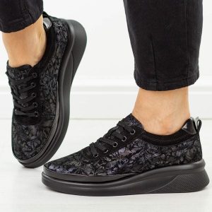 Czarne mlt skórzane półbuty damskie Filippo Dp8097/26. Czarne półbuty Filippo, na jesień, z aplikacjami, z jeansu, z okrągłym noskiem, bez obcasa, na koturnie, bez zapięcia. Za 259,00 zł.