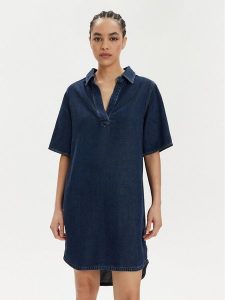Wrangler Sukienka jeansowa 112350341 Granatowy Relaxed Fit. Niebieskie kombinezony Wrangler, l, bez wzorów, z jeansu, bez kołnierzyka, bez ramiączek. Za 279,99 zł.
