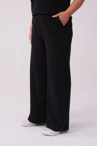 Długie czarne dresowe spodnie Nadia PLUS SIZE XXL. Czarne spodnie dresowe Moda Size Plus Iwanek, plus size, bez wzorów, z bawełny. Za 189,90 zł.