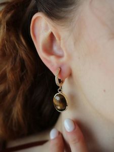 Pierres delicates Pozłacane kolczyki-kreole z tygrysim okiem i cyrkoniami rozmiar: onesize. Brązowe kolczyki Pierres delicates, z cyrkonią, pozłacane. Za 43,99 zł.