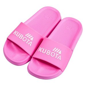 Klapki Damskie Basenowe Kubota Basic Malinowe. Czerwone klapki Kubota, bez wzorów, bez obcasa. W wyprzedaży za 55,99 zł.