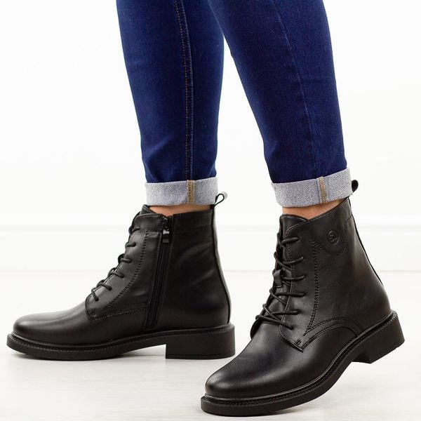 Czarne skórzane botki damskie Sergio Leone Bt25172S. Czarne botki Sergio Leone, na jesień, bez wzorów, z jeansu, z okrągłym noskiem, bez obcasa, na obcasie, bez zapięcia. Za 299,00 zł.