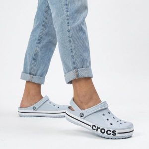 Klapki chodaki damskie sportowe Crocs BAYABAND CLOG. Białe klapki Crocs, bez wzorów, z materiału, bez obcasa. Za 219,00 zł.